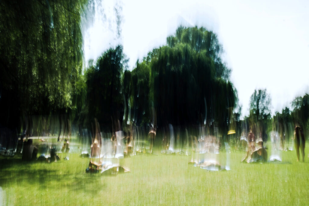 "Blur Bild" aufgenommen im Englischen Garten. Durch lange belichtungszeiten entstehen unerwartete Details. (Foto: © Käthe deKoe)